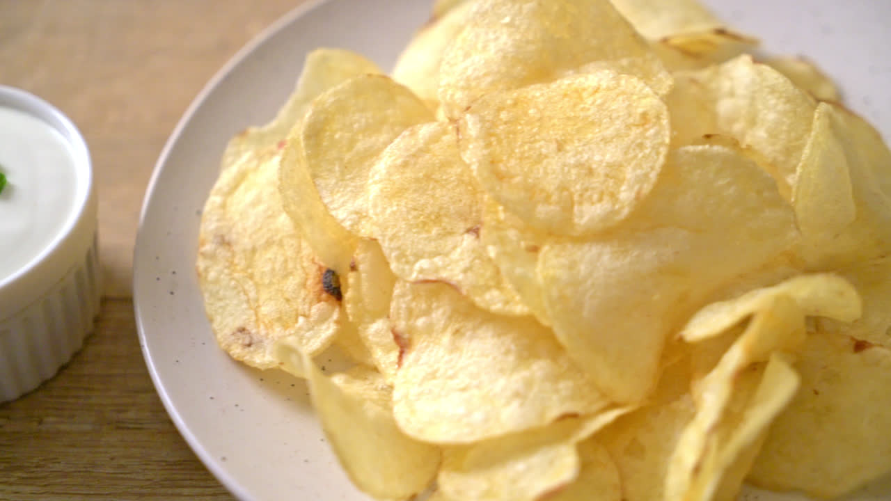 potato chips with sour cream dipping sauce