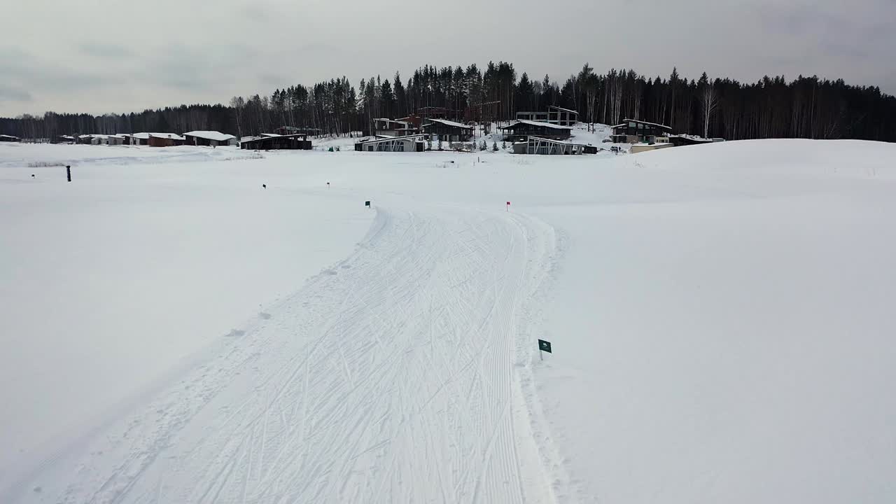 Sci di Fondo in un Paesaggio Invernale Innevato