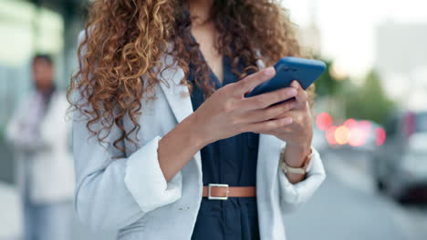 Manos,-Teléfono-Y-Mujer-De-Negocios-Enviando-Mensajes-De-Texto-En-La-Ciudad