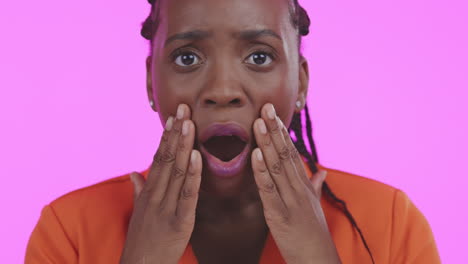 mujer negra, cara de wow y sorpresa en el estudio