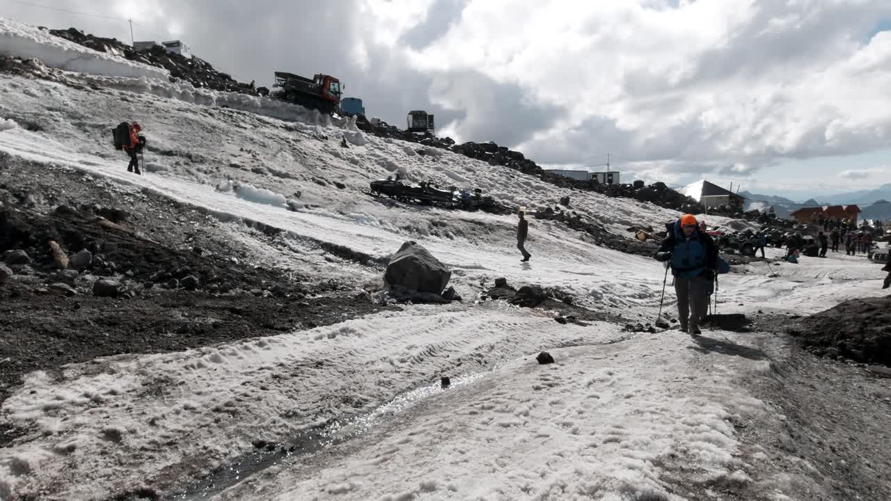 눈 인 산길 에 있는 산책자 들