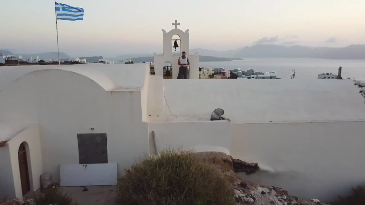 vuelo sobre la iglesia de akrotiri santorini