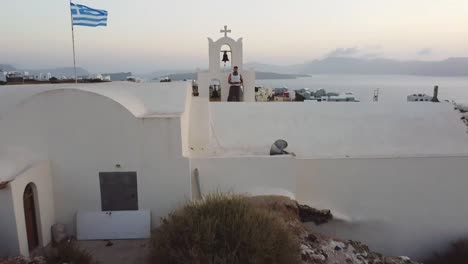 Flug-über-Die-Kirche-Von-Akrotiri,-Santorini