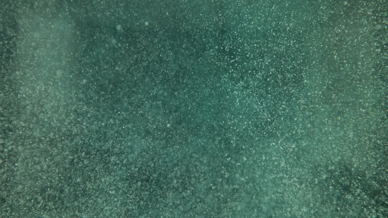 추상적인 수중 배경. 더러운 물 클로즈업.