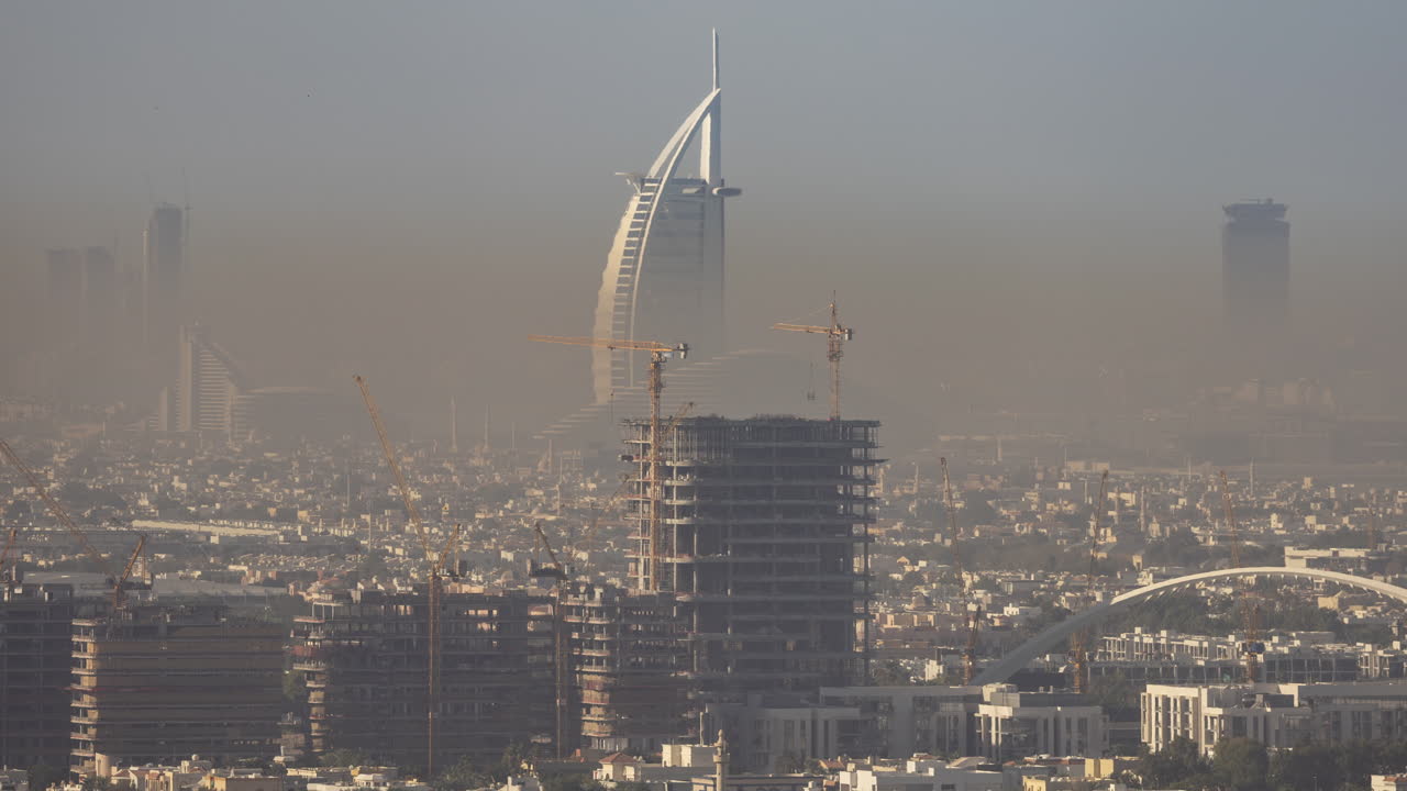 Skyline nebbioso di Dubai con costruzioni e architettura moderna