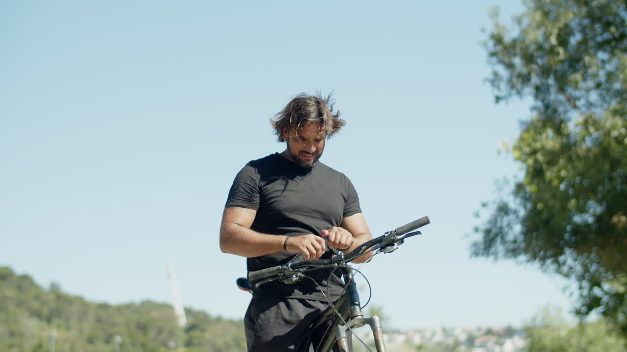 장애가 있는 남자가 물병을 닫는 중간 장면