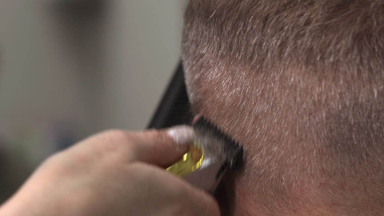Taglio di capelli con tagliacapelli