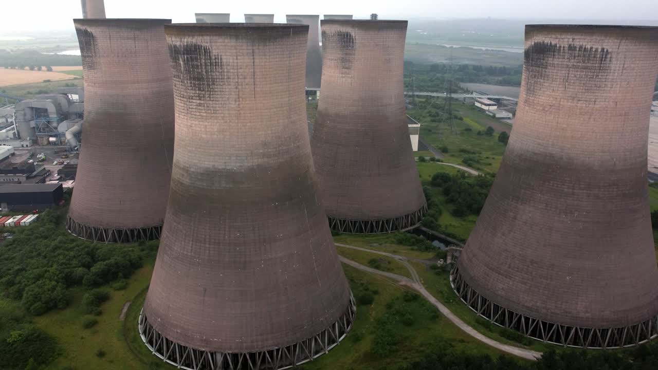 planta de energía de energía industrial en desuso refrigeración chimeneas de juego de humo vista aérea alta dolly izquierda
