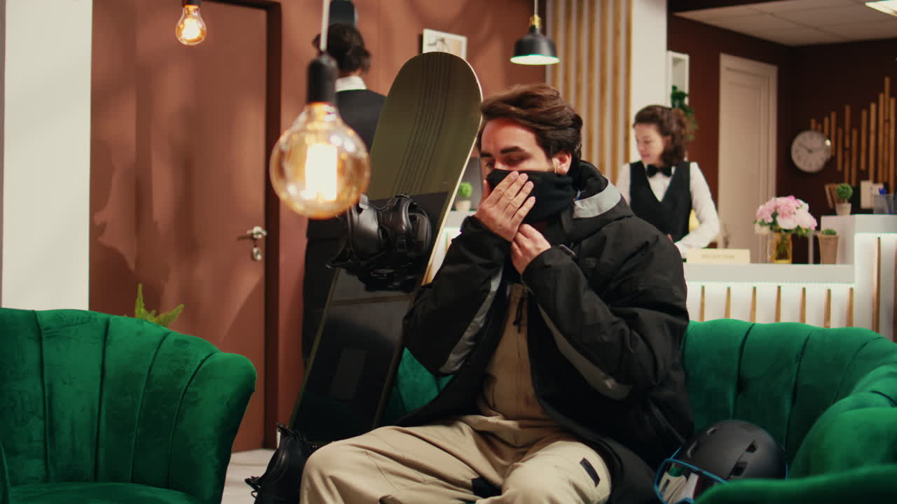 근육질의 남자가 스키장에 도착하다