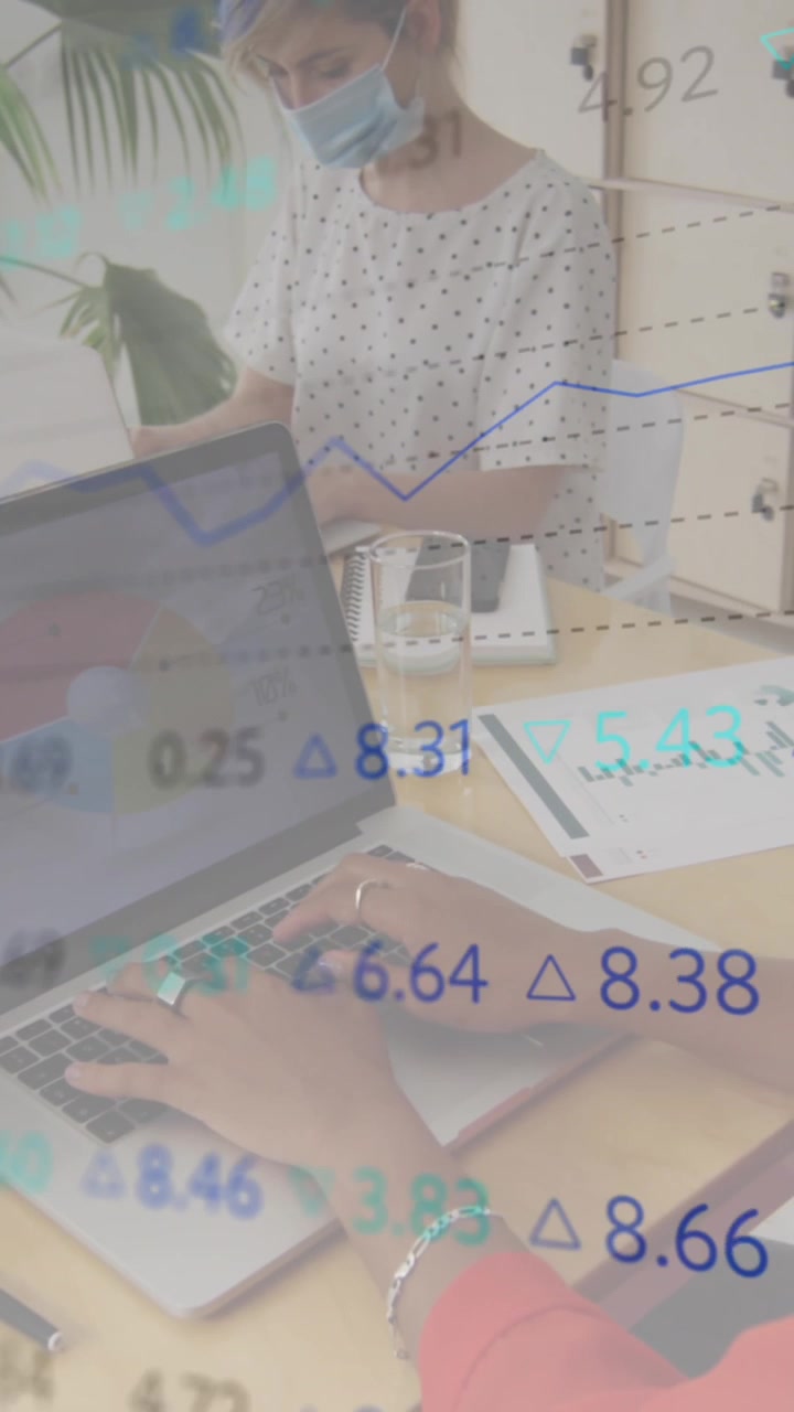 Animazione di interfaccia digitale che mostra statistiche, con colleghi in ufficio che indossano mascherine.