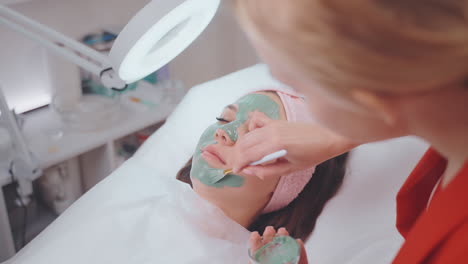 mujer recibiendo un tratamiento de máscara facial