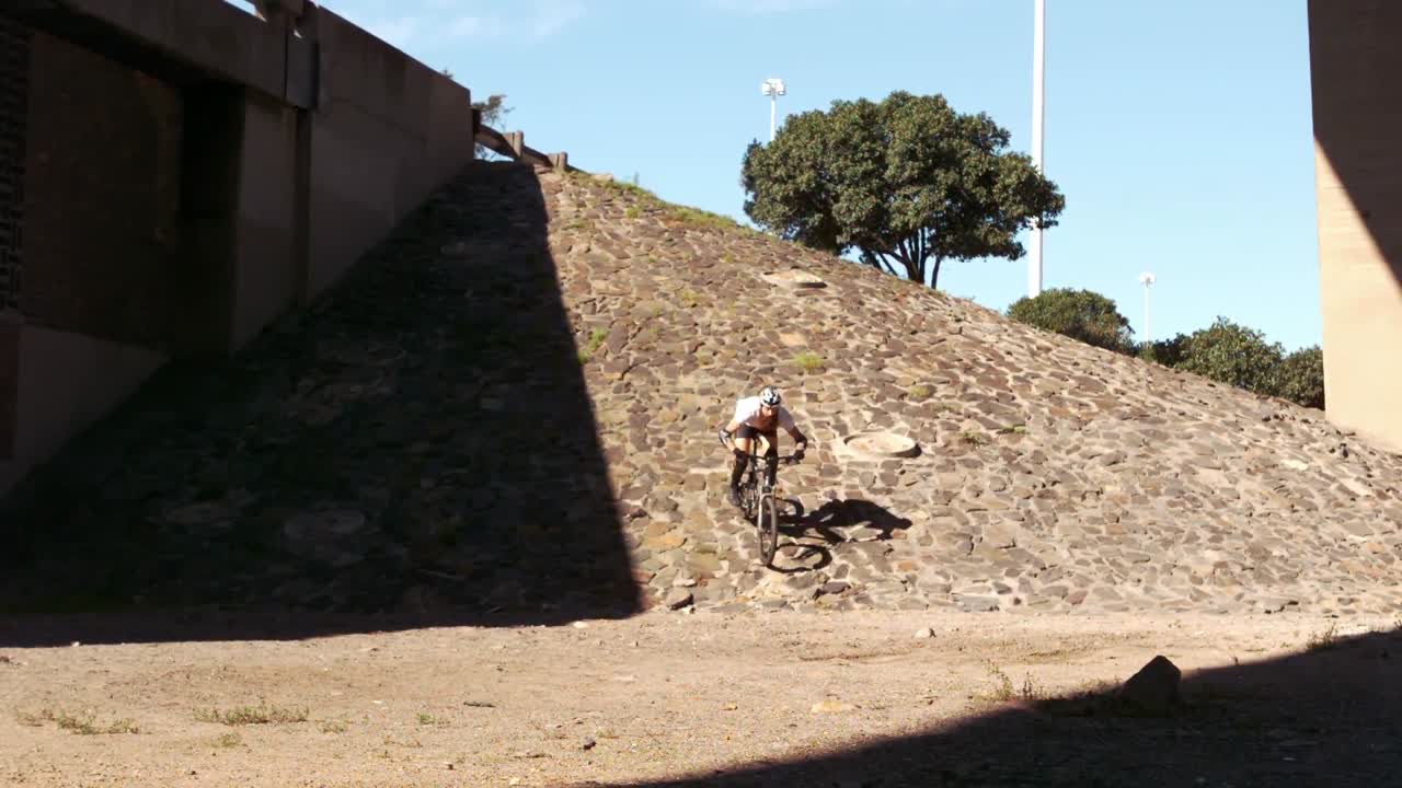 Uomo attivo in moto da cross