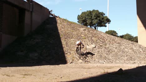 hombre activo montando una bicicleta de tierra
