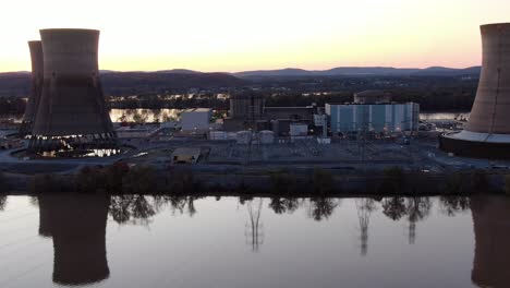 Decommissioned-nuclear-power-plant-in-Harrisburg,-Pennsylvania,-Three-Mile-Island-atomic-power-station-in-America,-aerial-dolly-view