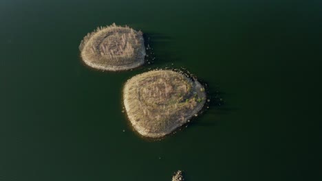 Blick-Von-Oben-Auf-Die-Kleinen-Inseln-Des-Mucharskie-Sees-In-Mucharz,-Polen