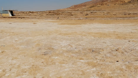 Pan-A-Través-De-La-Zona-De-Evaporación-Del-Salar-Bajo-En-La-Pendiente-Del-Mar-Muerto