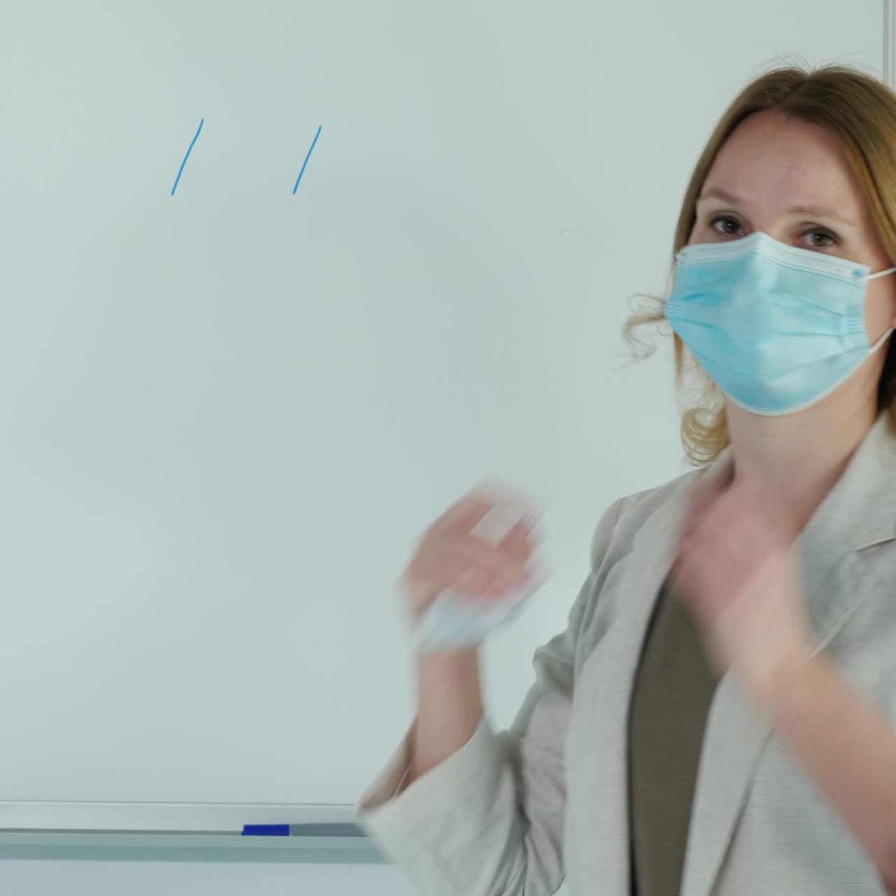 fin de la cuarentena - mujer borra el bloqueo de inscripción de la pizarra del aula