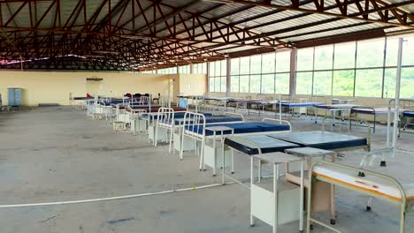 sala de aislamiento improvisada abandonada después de que se controle la pandemia de covid