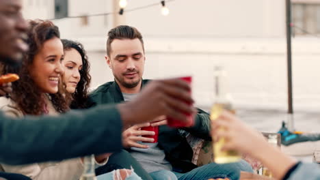 pizza, alcohol y amigos en una fiesta en la azotea
