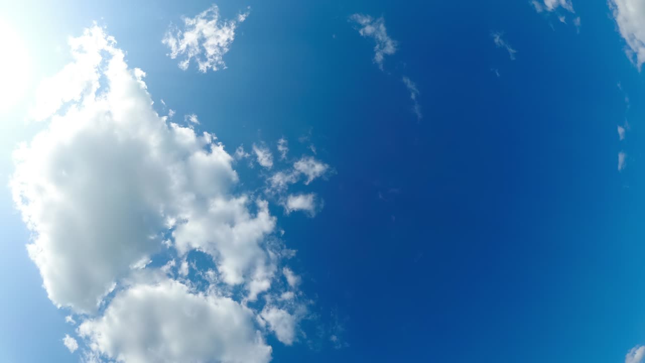 파란 하늘에서 구름이 부드럽게 움직이고 물고기 눈 효과가 있습니다.