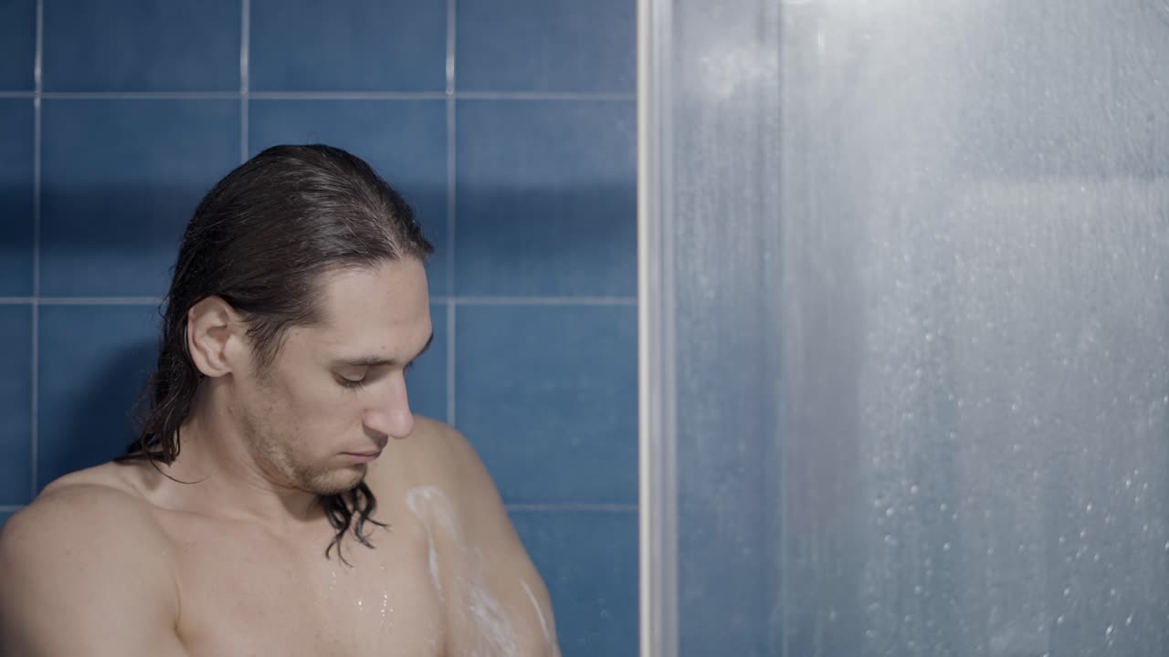 hombre duchándose