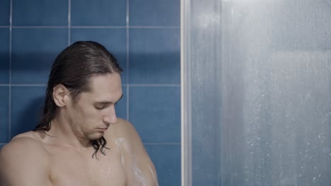 hombre tomando una ducha.