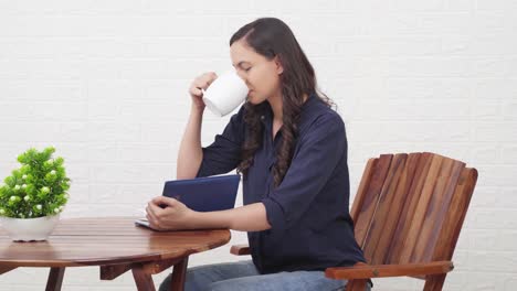 Indisches-Mädchen-In-Einem-Café