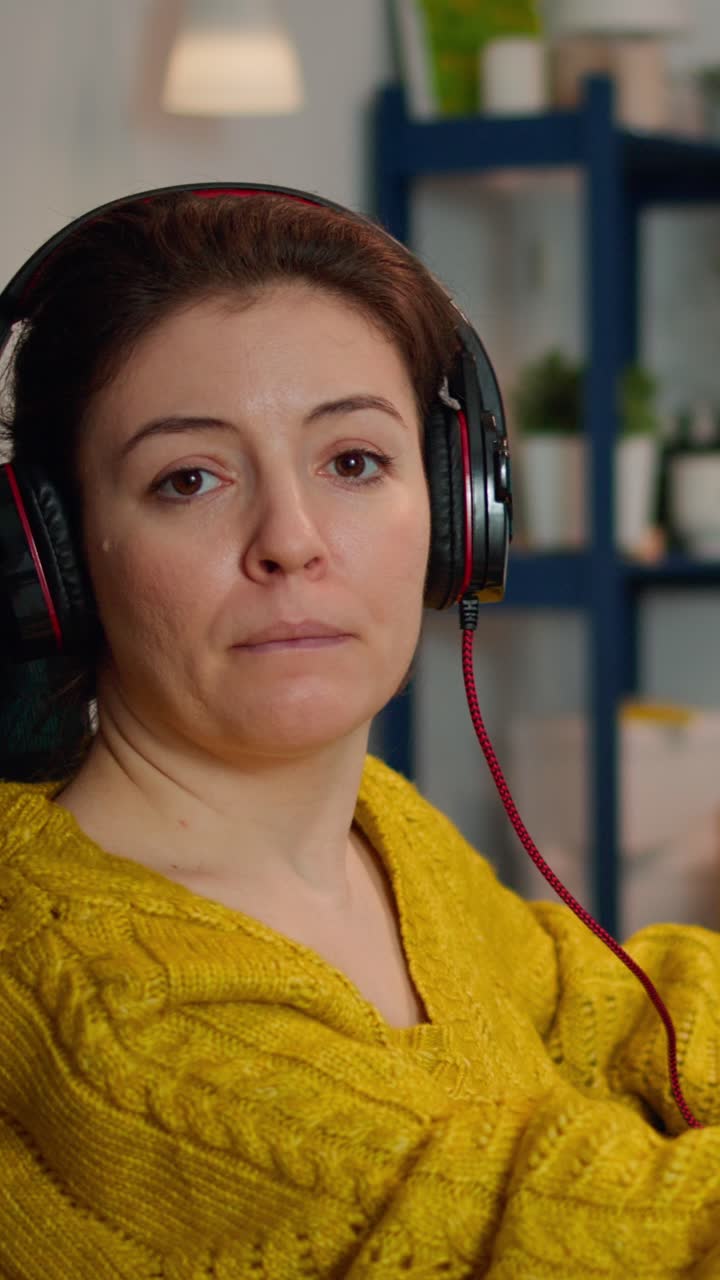 Video verticale: Giocatrice professionista di eSport che sorride alla telecamera