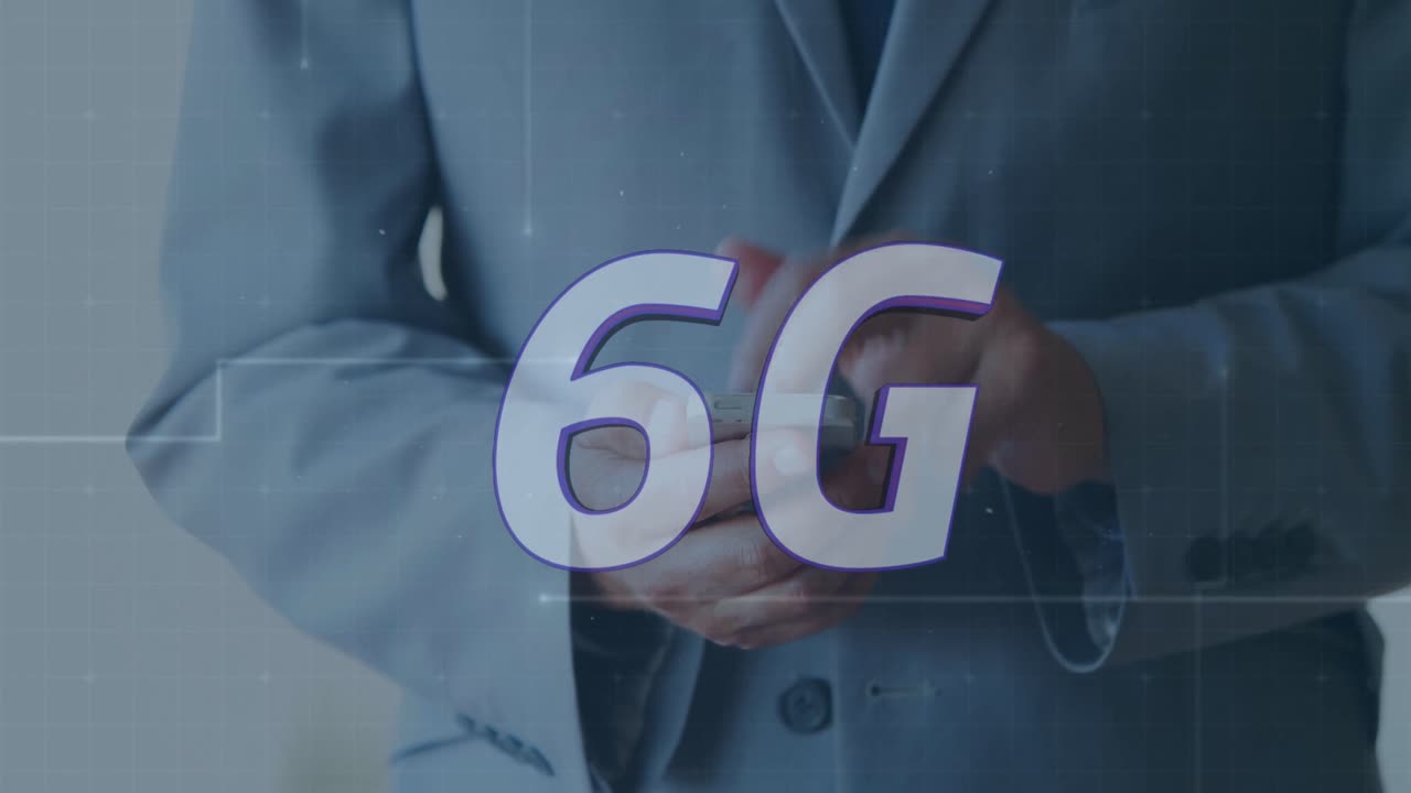 animación de 6g y líneas sobre las manos de un empresario caucásico usando un teléfono inteligente