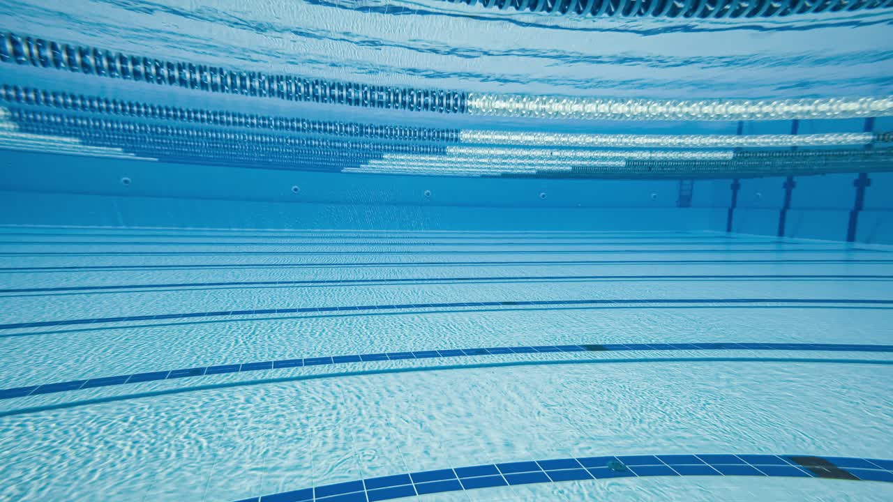 水の背景の下でオリンピックスイミングプール。