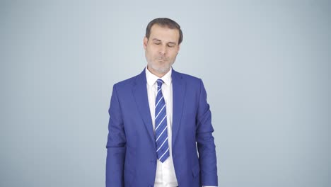 un hombre de negocios cansado quedándose dormido en su computadora portátil.