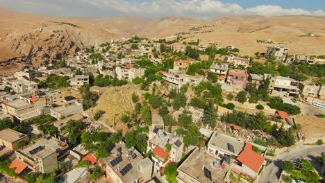Vista-Inmersiva-De-FPV-Sobre-La-Montaña-Del-Desierto,-Edificio-En-Caja,-Ciudad-En-El-Líbano