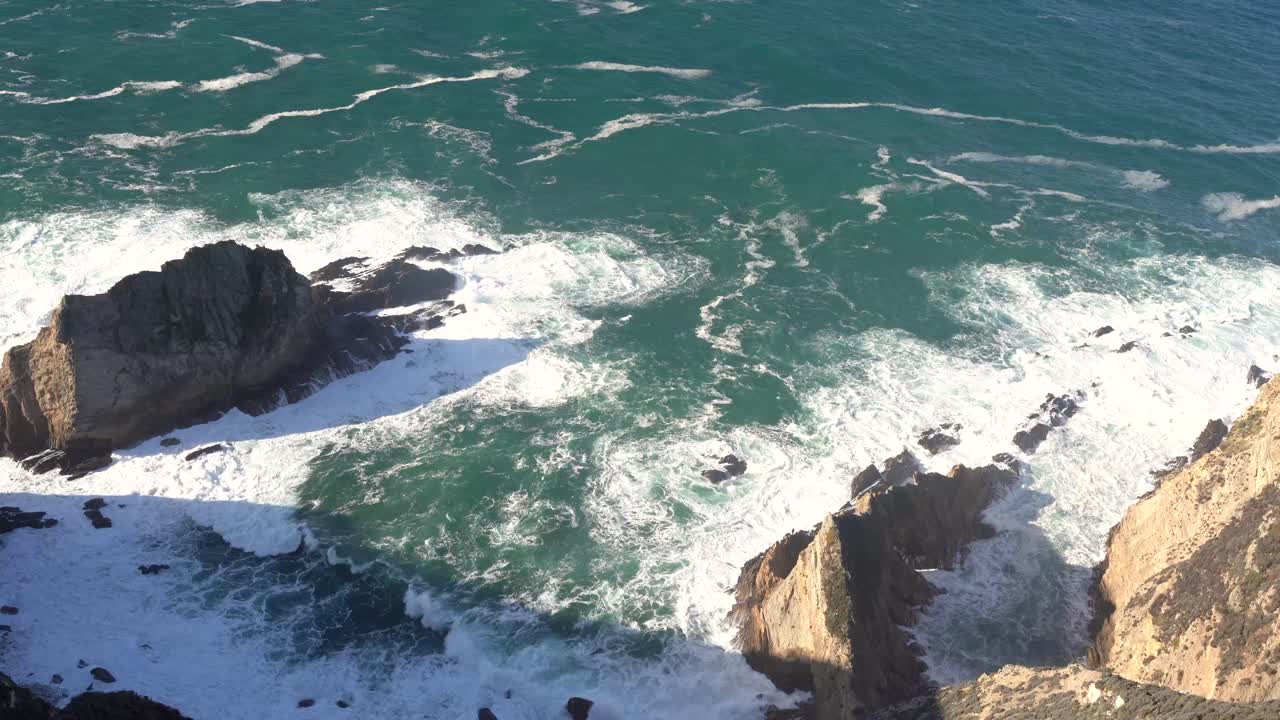 vista superior del paisaje marino pacífico de las olas del océano rompiendo en la costa rocosa, en california