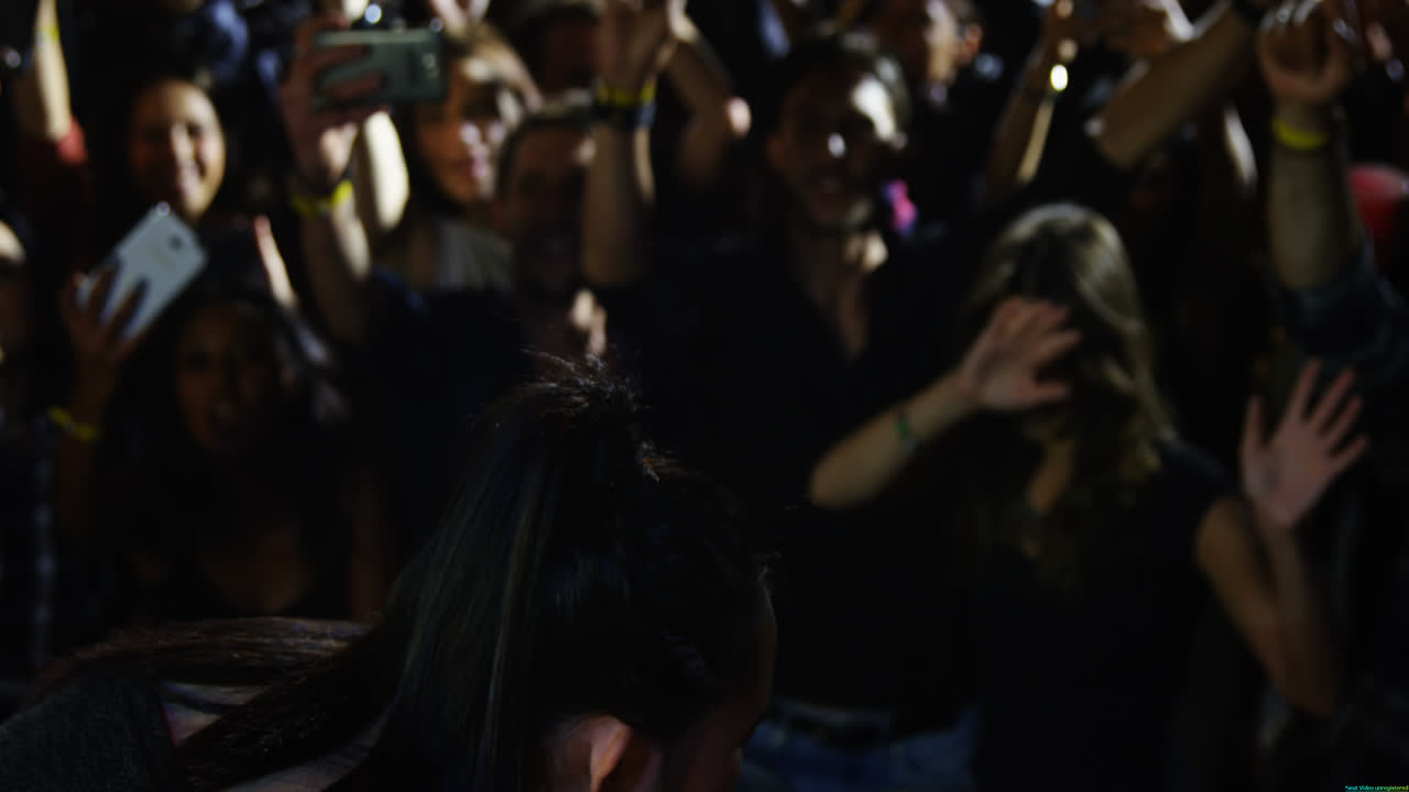 cantante actuando en el escenario 4k