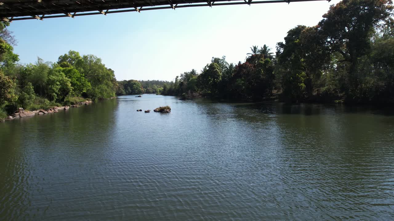 toma cinematográfica de un puente colgante de madera colgado drone vuela bajo el puente