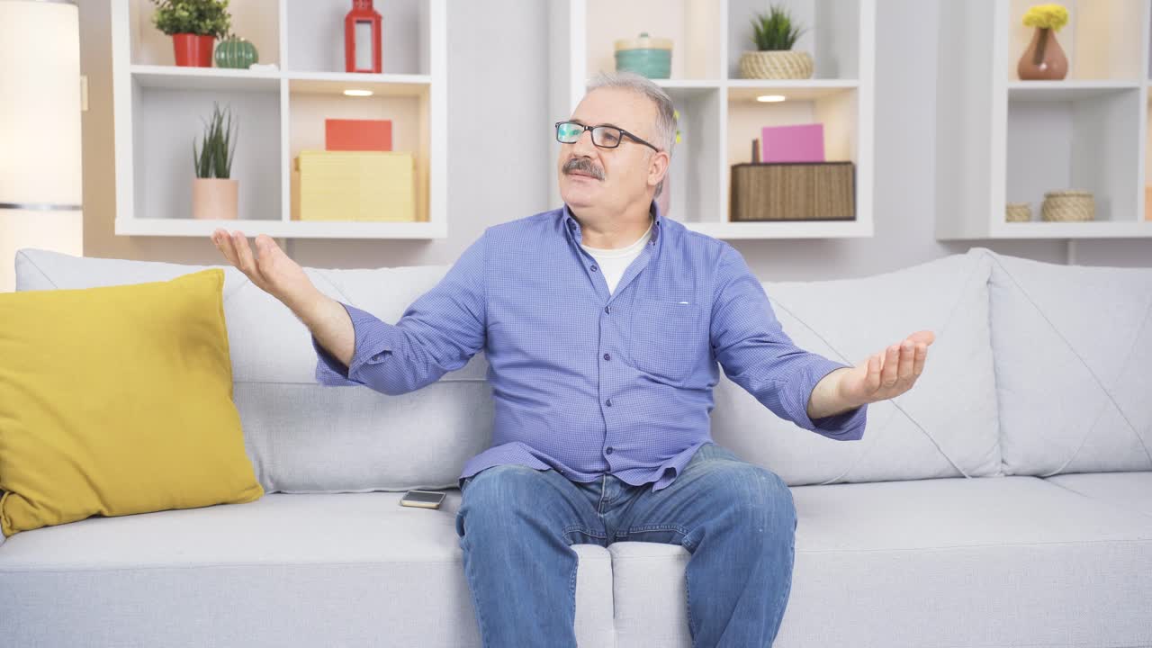 ⁇ 은이는 추억을 떠올리며 안타까움을 느 ⁇ 다.