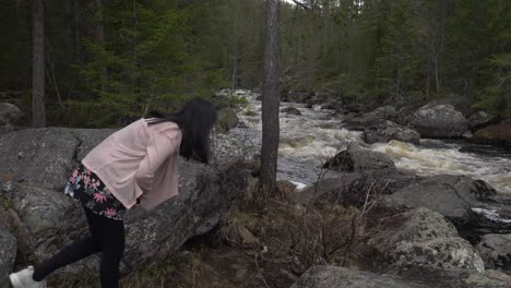 Mädchen,-Das-Das-Flussufer-Im-Wald-Erkundet