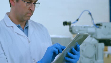 ingeniero robótico usando tableta digital en el almacén 4k