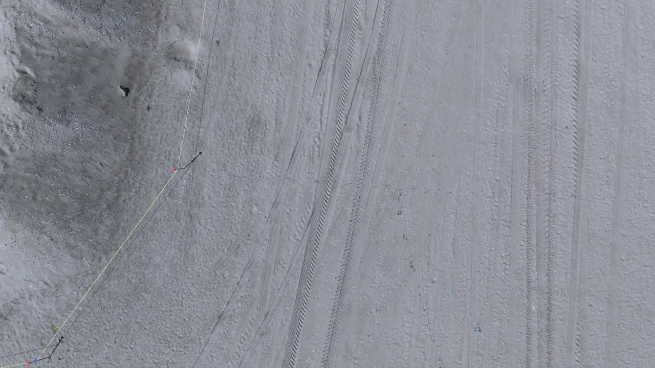 안테나, 빛의 날 빈 해변을 는 오렌지색 트랙터의 상단 아래로 볼 수 있습니다.