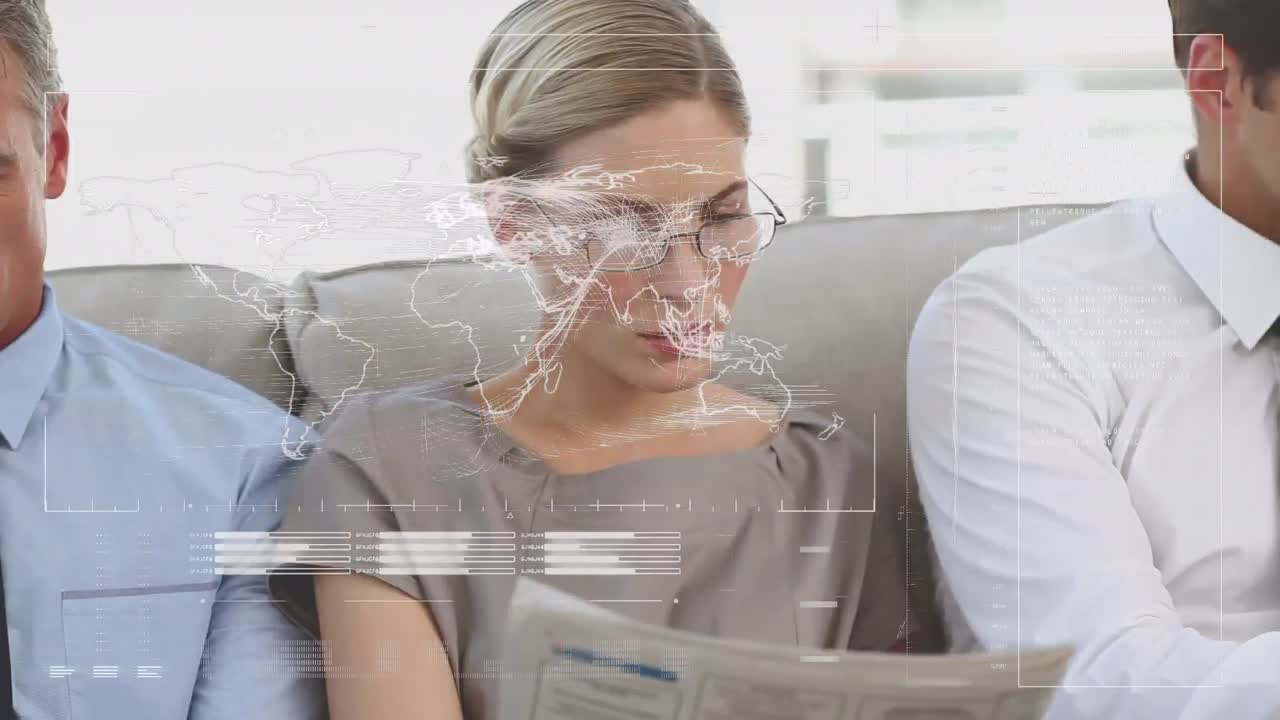 animación del procesamiento de datos sobre los empresarios caucásicos en la oficina