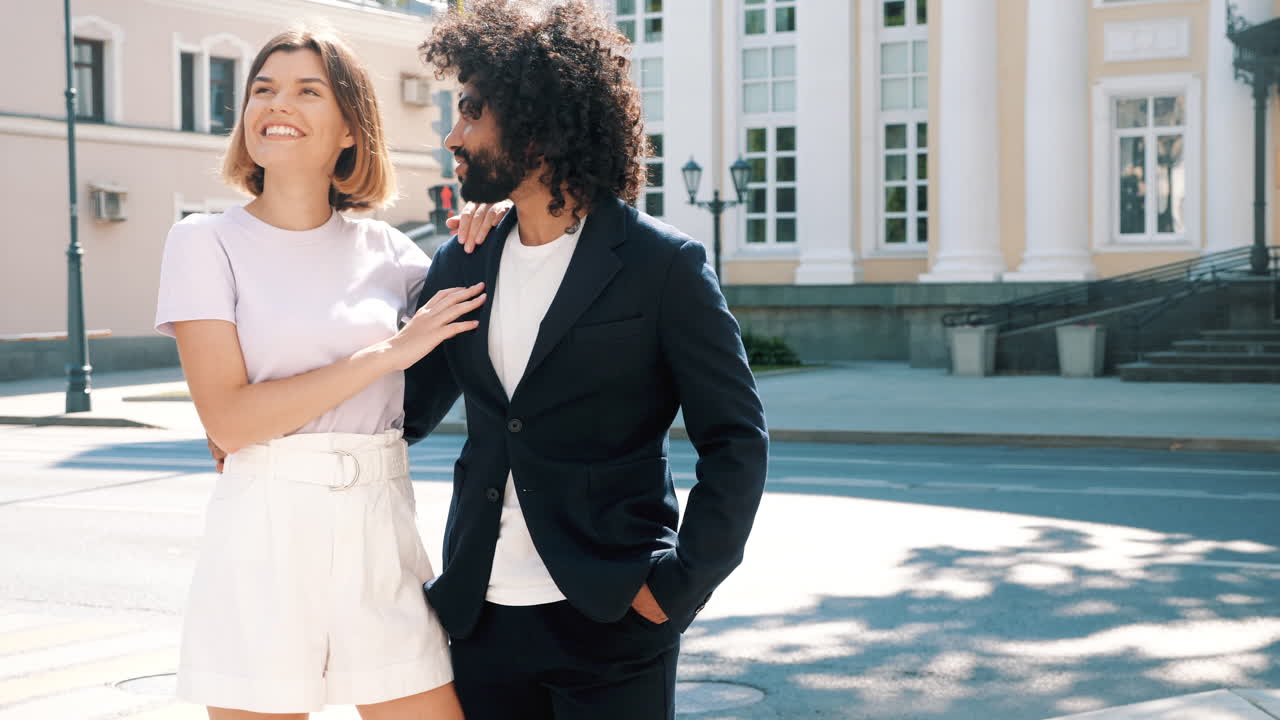 도시 에서 행복 한 인종 간 부부