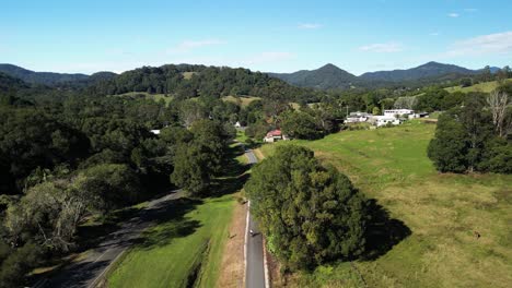 Una-Mujer-Viaja-A-Lo-Largo-De-Un-Nuevo-Corredor-Ferroviario-Panorámico-Que-Serpentea-Por-El-Campo-Australiano.