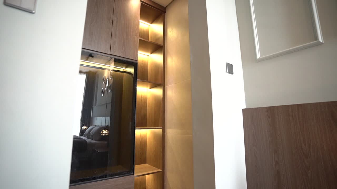 Il bagno è in camera da letto, la casa ha un elegante concept minimalista