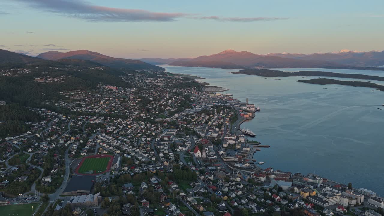 Drone-kuva Molden kaupungista hehkumassa auringonlaskun taivaan alla, Norja