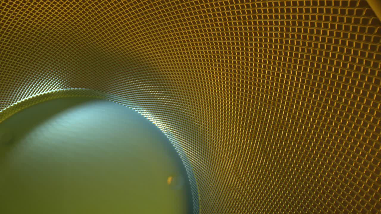 bajando por una rejilla de metal donde la base es azul, la rejilla es dorada