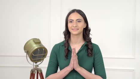 saludo indio y haciendo namaste