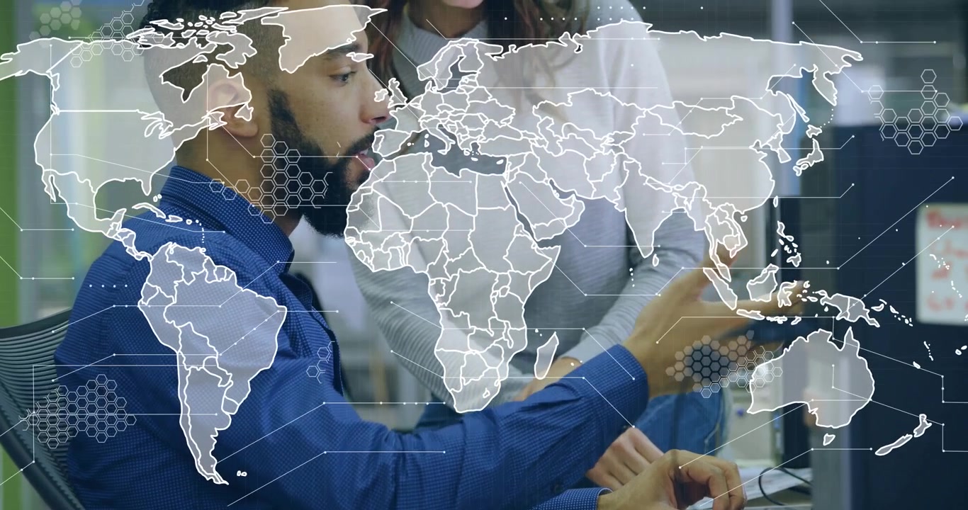 Colegas de Negócios Colaborando em Projeto com Sobreposição de Mapa-Múndi Digital