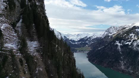 Klöntalersee-Schweiz,-Epische-Aussicht-Auf-Den-Berühmten-See-Und-Das-Tal