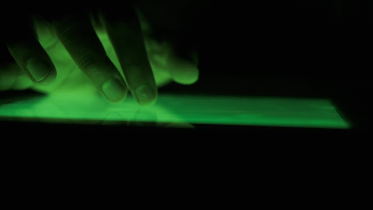 밤에 태블릿을 손으로 사용하는 것