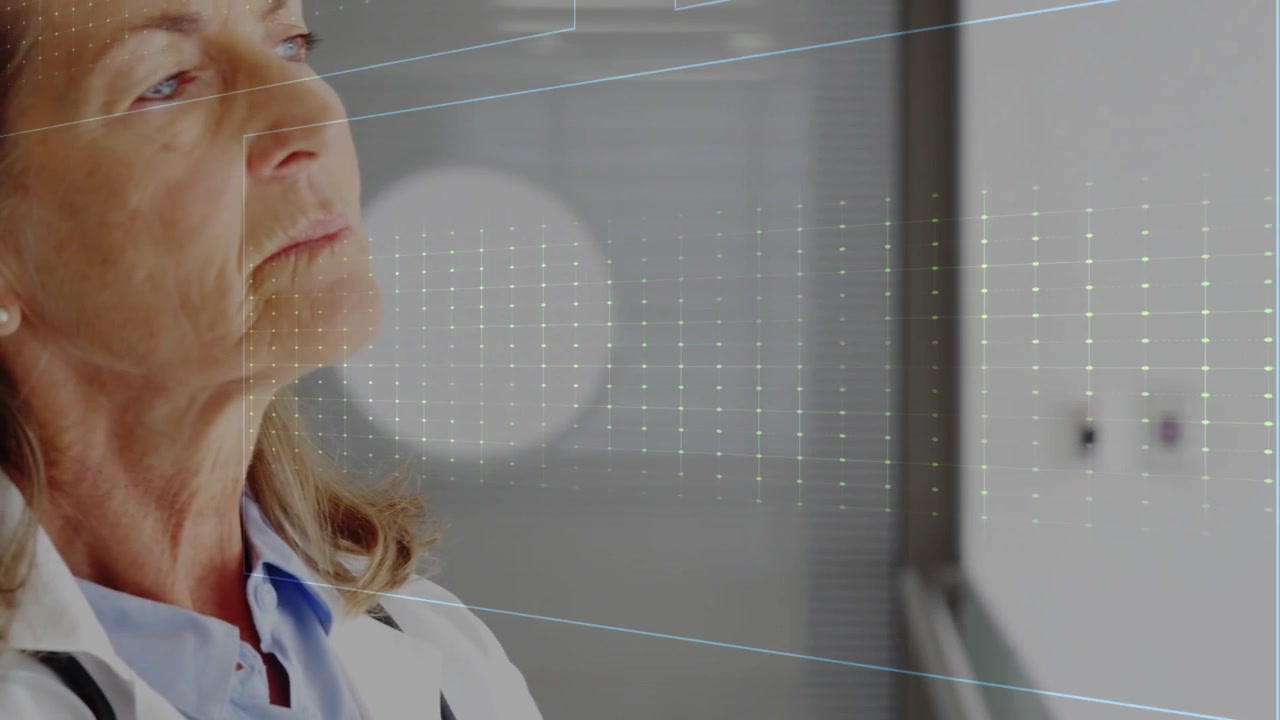 Médica sénior reaccionando a ondas holográficas de ECG en movimiento en la clínica usando un estetoscopio